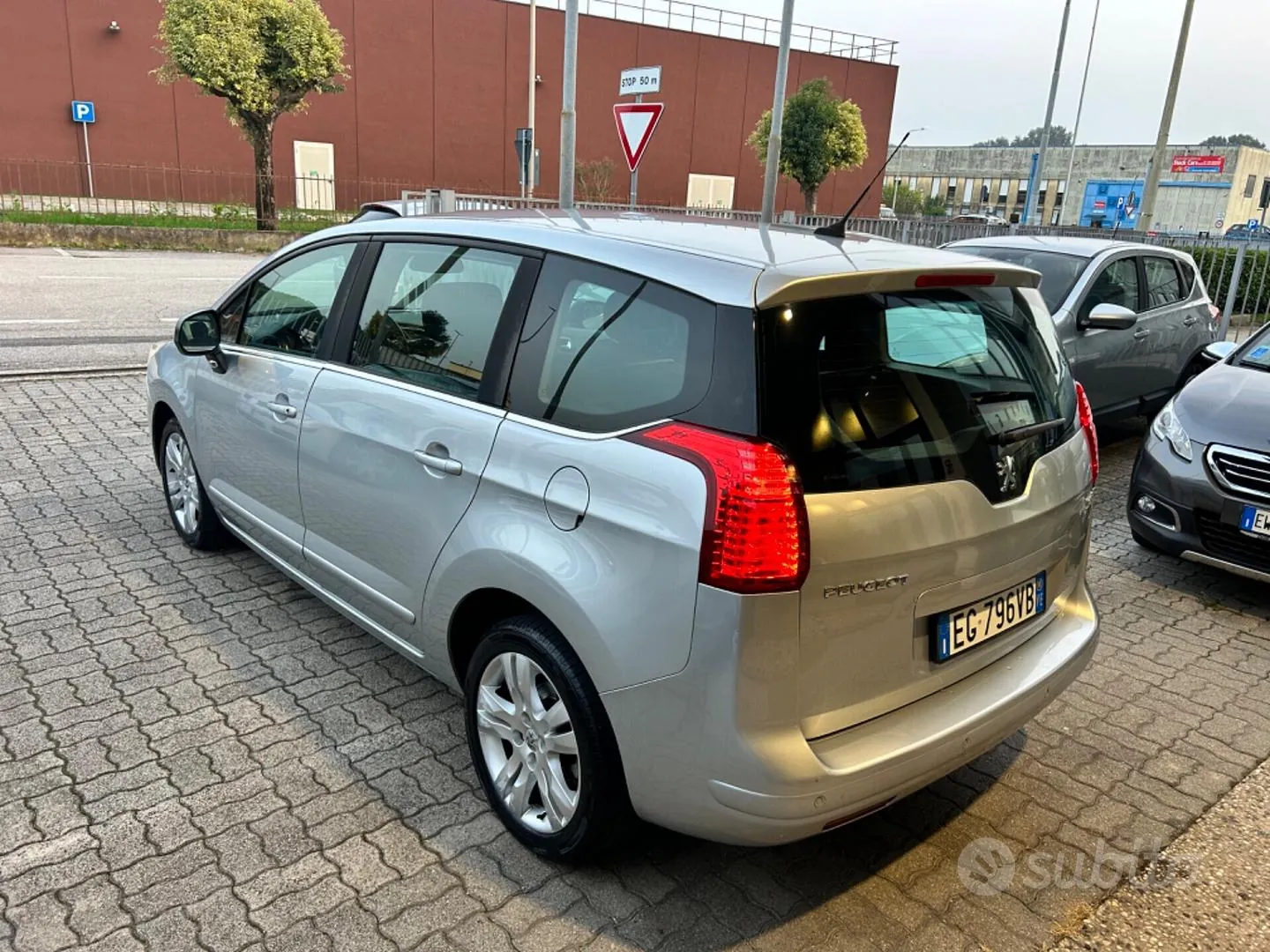 Peugeot 5008 2011 photo 2