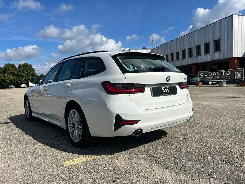 BMW 3 Series 2022 photo 2