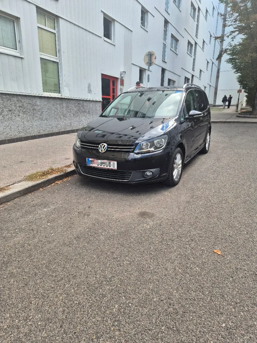 Volkswagen Touran 2011 photo 2