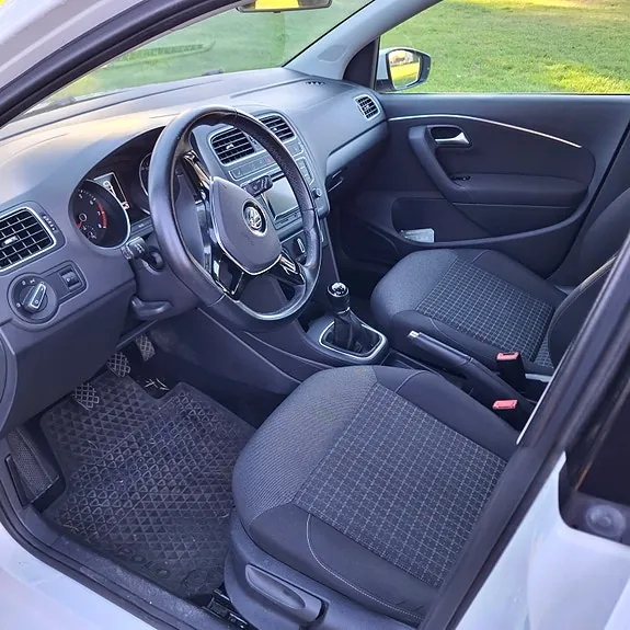 Volkswagen Polo 2015 photo 2