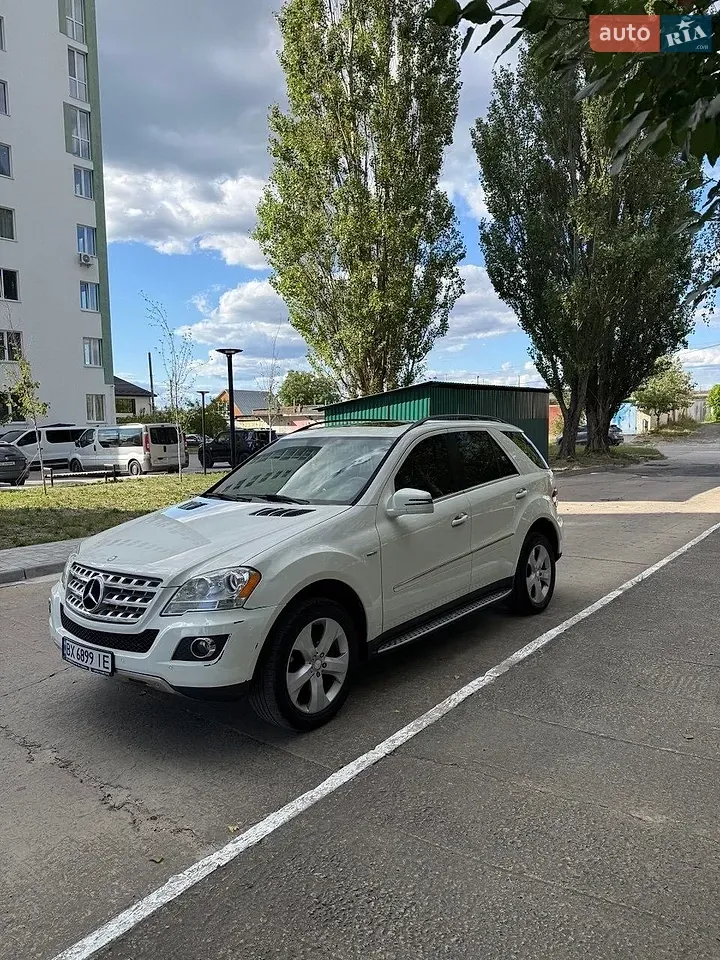 Mercedes-Benz M-Class 2011 photo 2