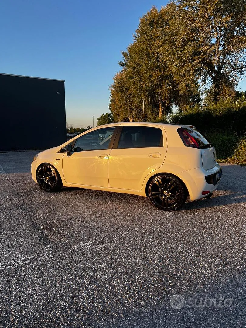 Fiat Punto Evo 2011 photo 2