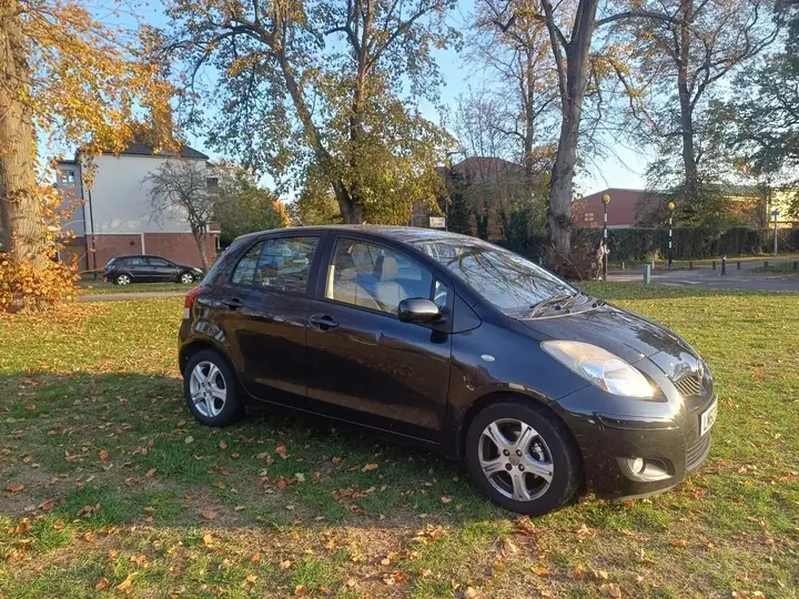 Toyota Yaris 2010 photo 2