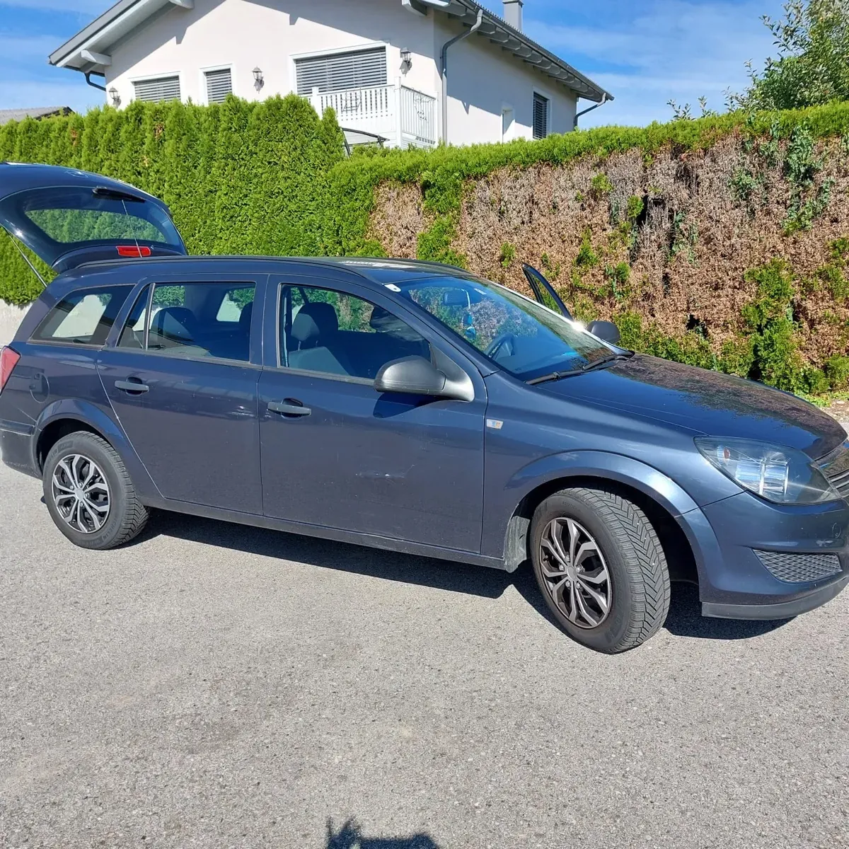 Opel Astra 2010 photo 2
