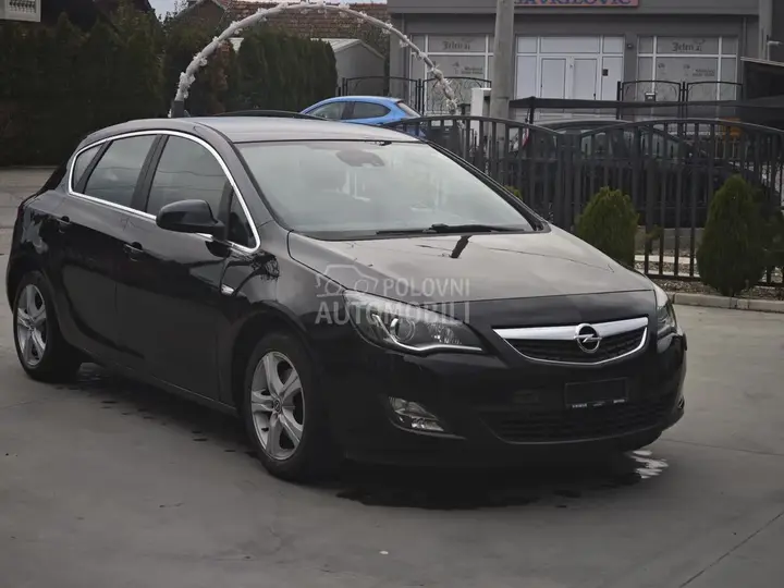 Opel Astra J 2011 photo 4