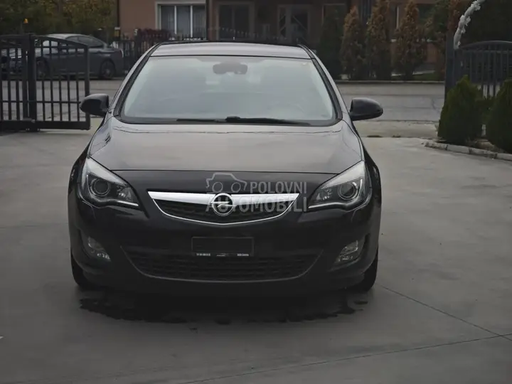 Opel Astra J 2011 photo 3
