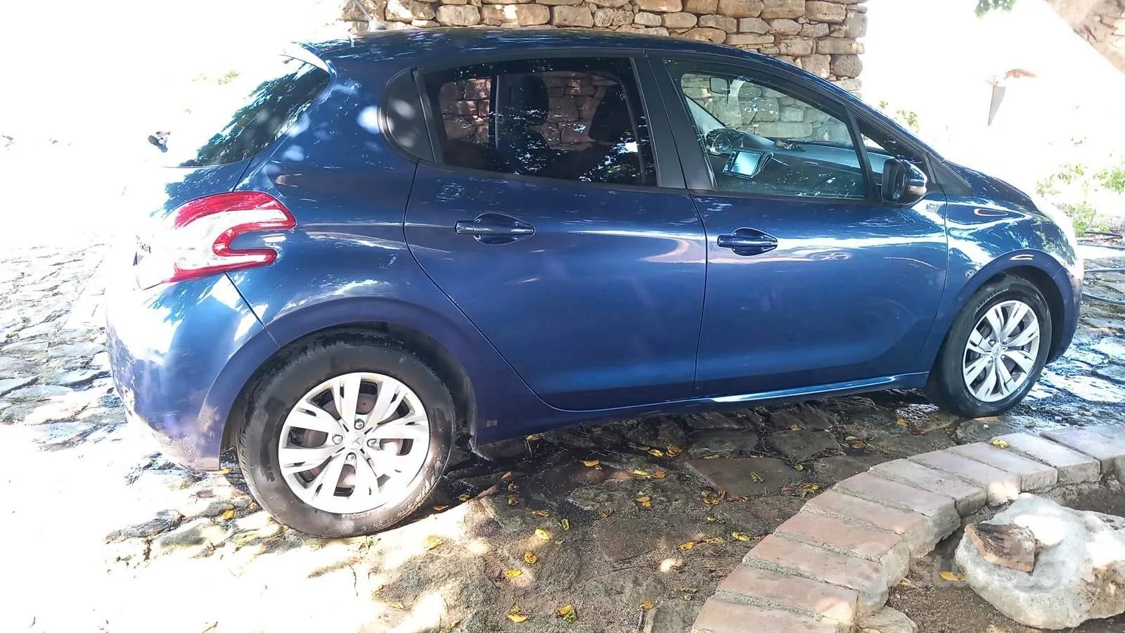 Peugeot 208 2015 photo 2