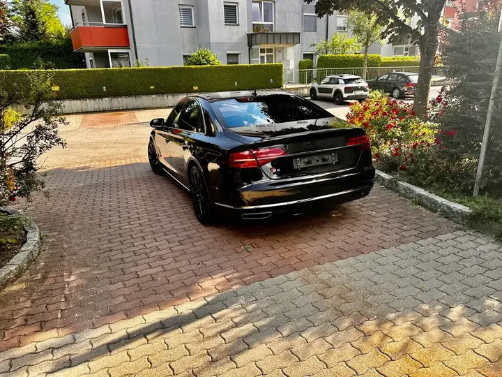Audi A8 2014 photo 2