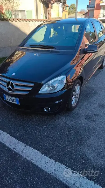 Mercedes-Benz B180