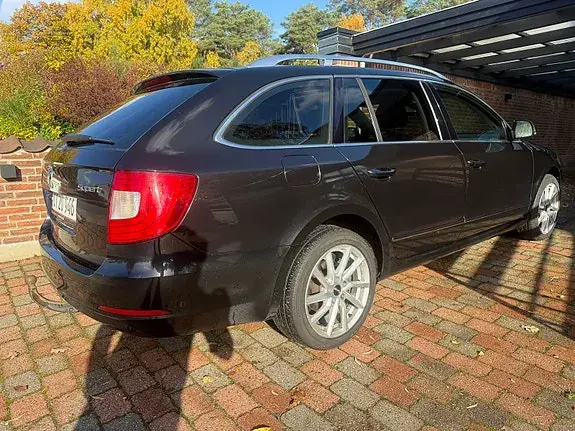 Skoda Superb 2011 photo 2