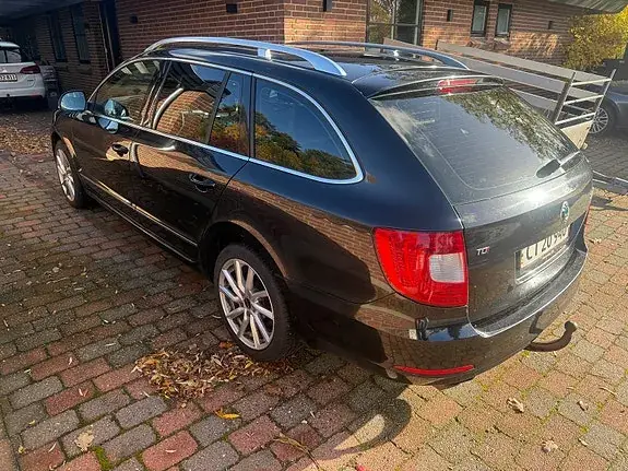 Skoda Superb 2011 photo 3