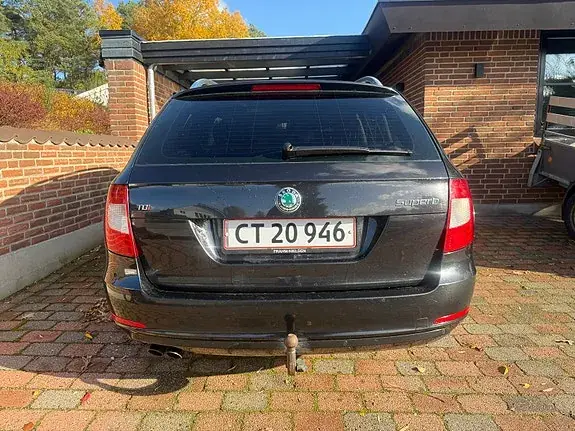 Skoda Superb 2011 photo 4