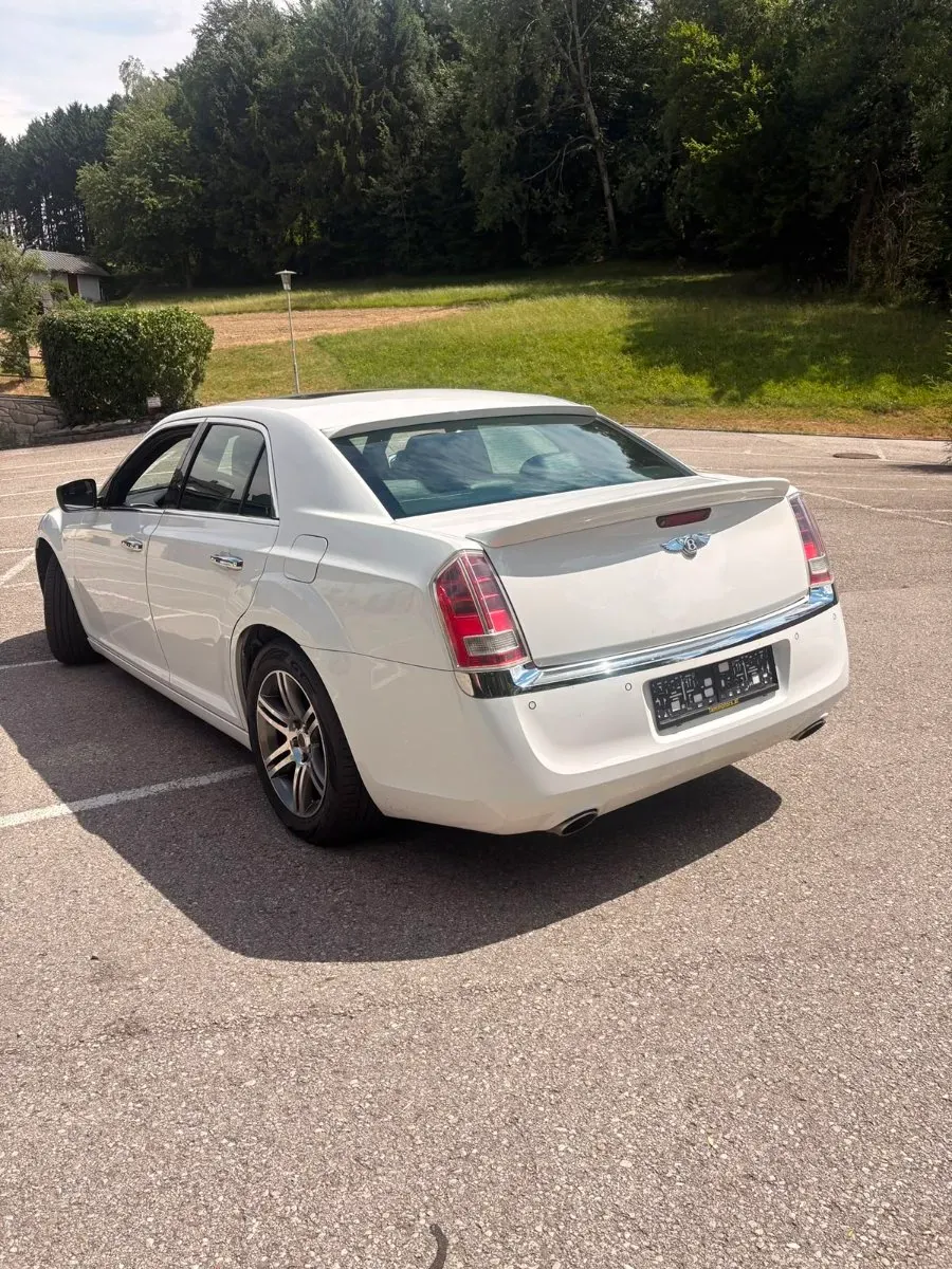 Lancia Thema 2011 photo 2