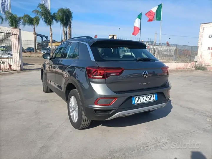 Volkswagen T-Roc 2023 photo 2