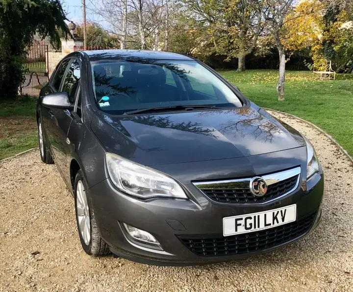 Vauxhall Astra 2011 photo 2