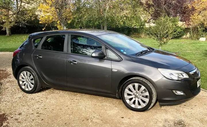 Vauxhall Astra 2011 photo 4