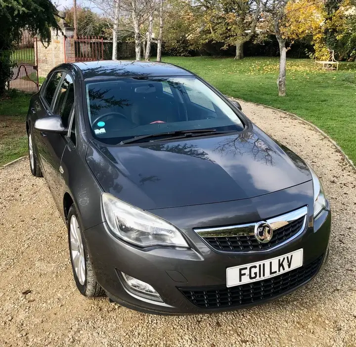 Vauxhall Astra 2011 photo 3