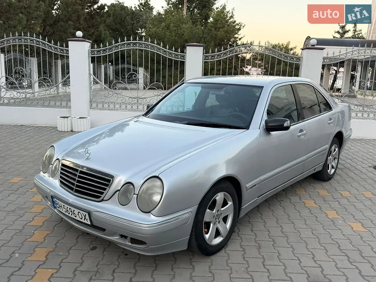 Mercedes-Benz E-Class 2001 photo 2