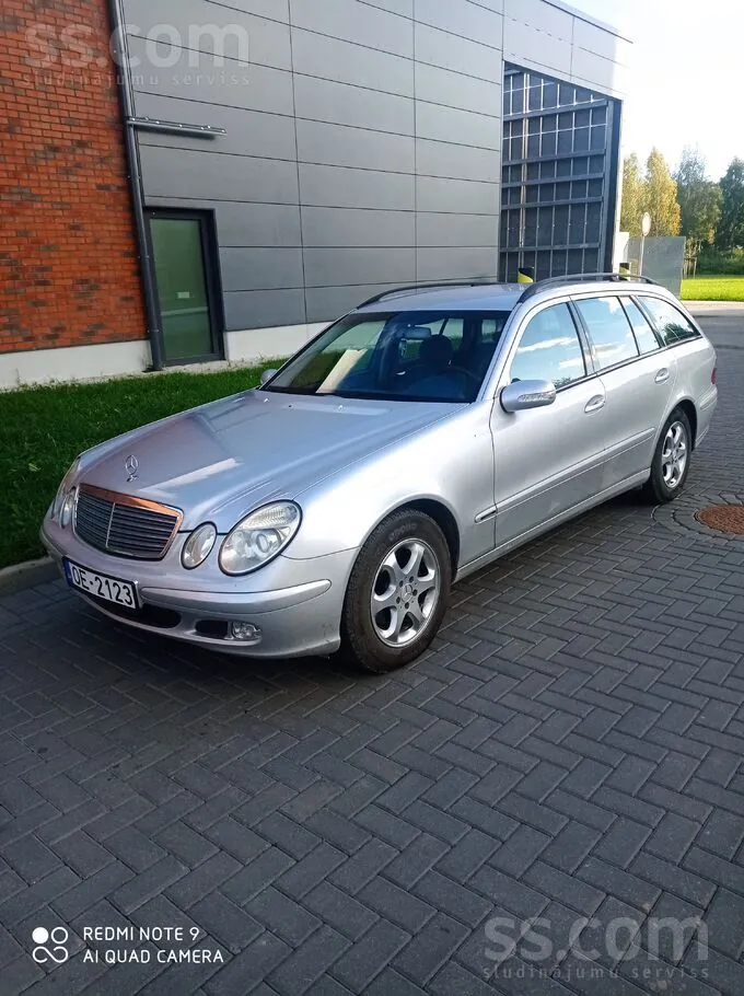 Mercedes-Benz E220 2003 photo 2
