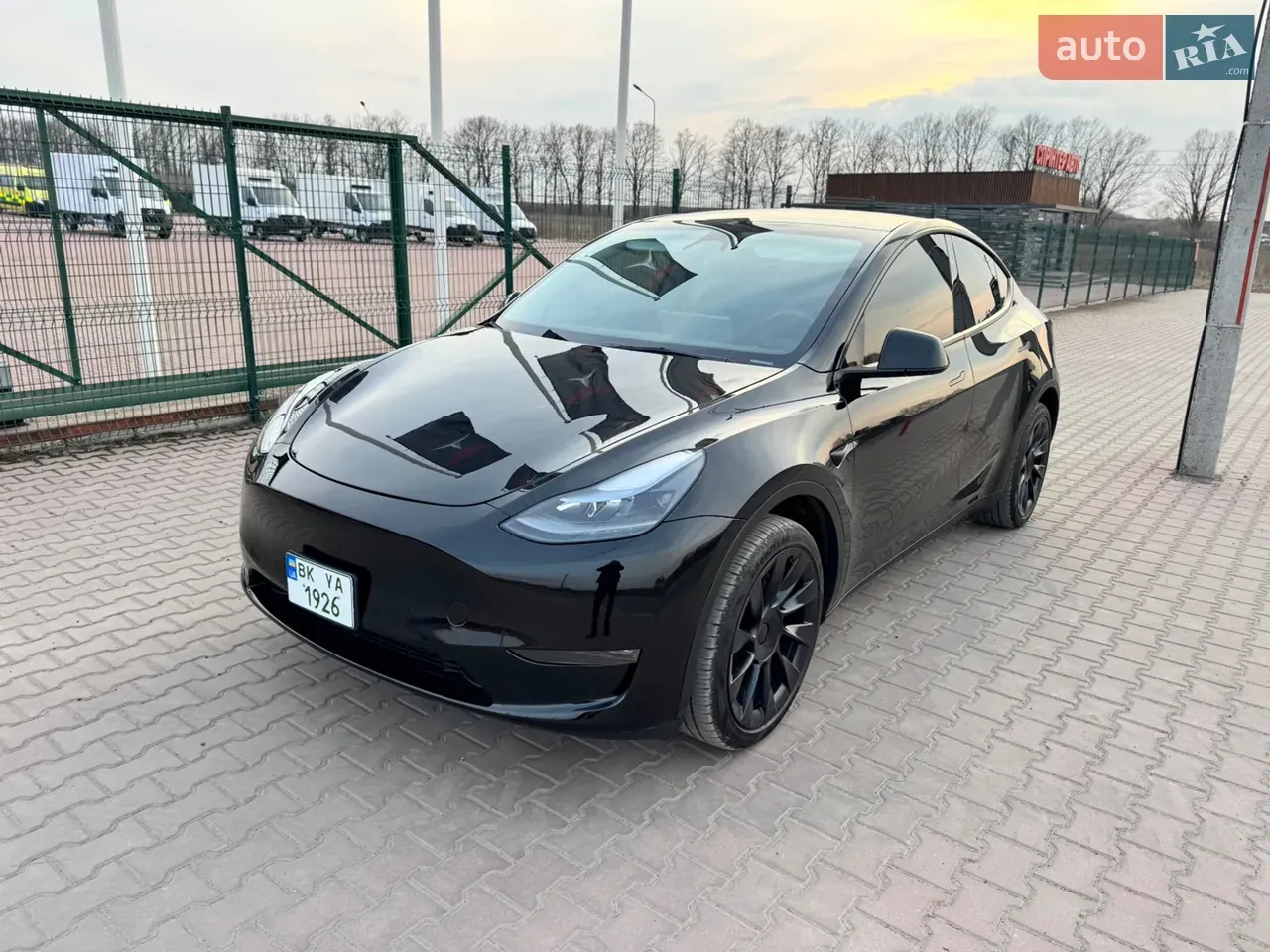 Tesla Model Y 2025 photo 2