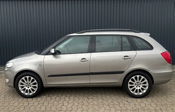 Skoda Fabia 2012 photo 3