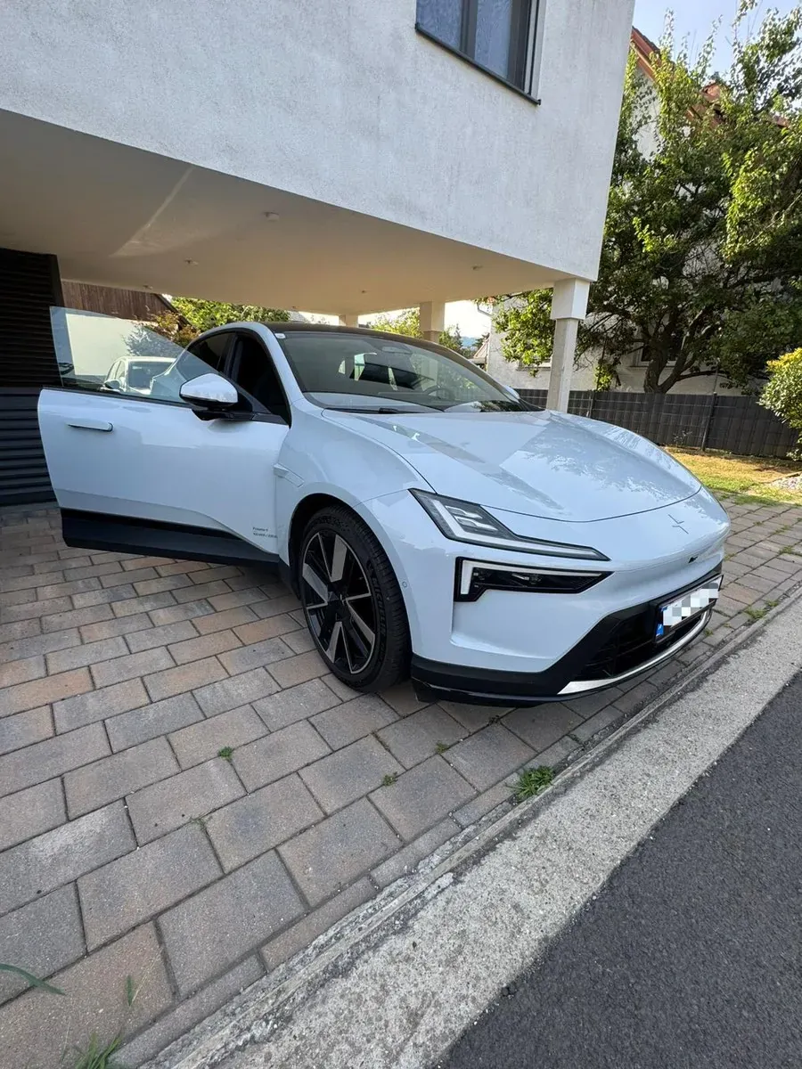Polestar 4 2025 photo 2