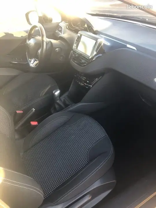 Peugeot 208 2015 photo 3