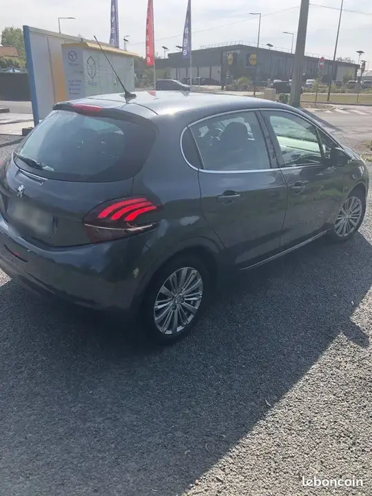 Peugeot 208 2015 photo 2