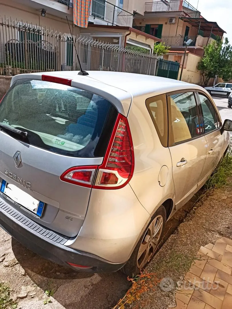Renault Scenic 2011 photo 2