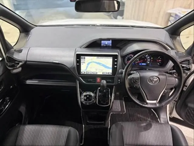 Toyota Voxy 2018 photo 3