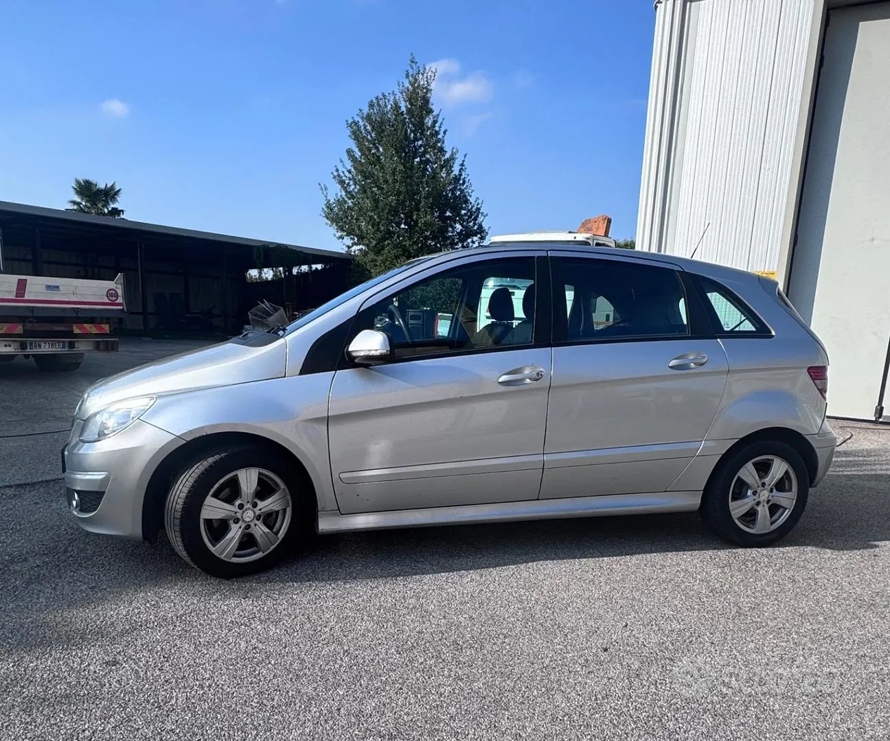 Mercedes-Benz B-Class 2011 photo 2