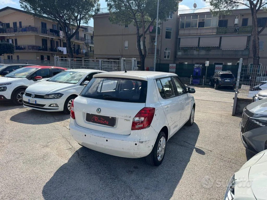 Skoda Fabia 2012 photo 4