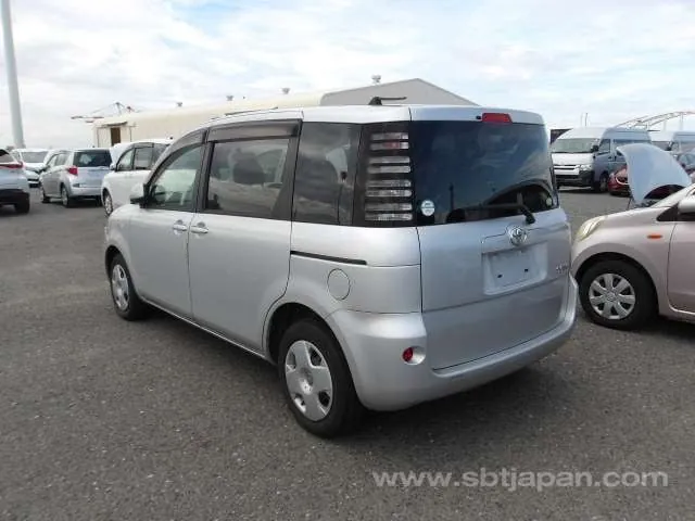 Toyota Sienta 2006 photo 3