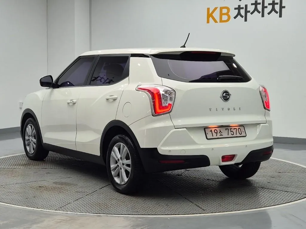 KG Mobility Tivoli 2015 photo 2