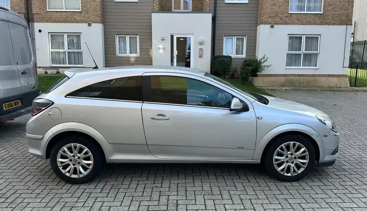 Vauxhall Astra 2011 photo 2