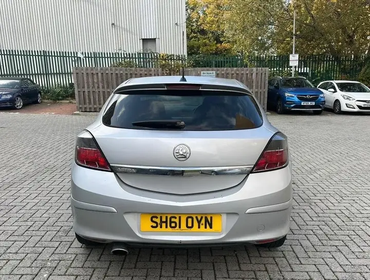 Vauxhall Astra 2011 photo 4