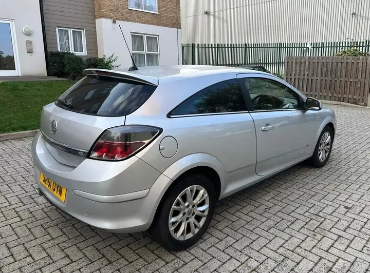 Vauxhall Astra 2011 photo 3
