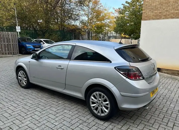 Vauxhall Astra 2011 photo 5