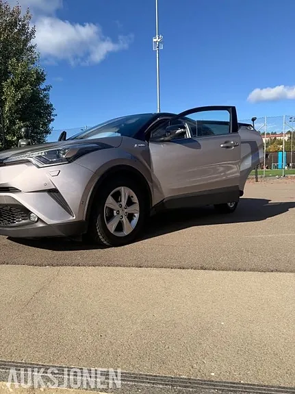 Toyota C-Hr 2020 photo 2