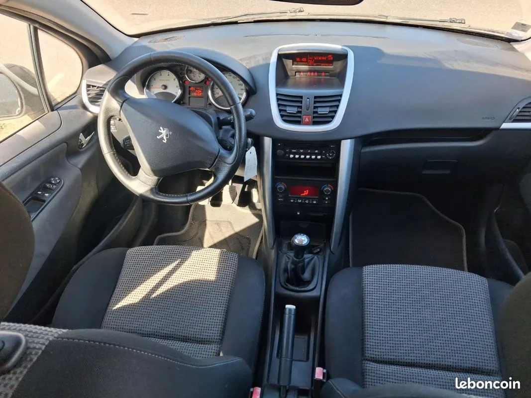 Peugeot 207 2010 photo 2