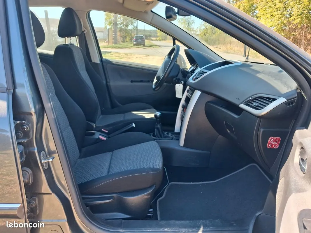 Peugeot 207 2010 photo 3