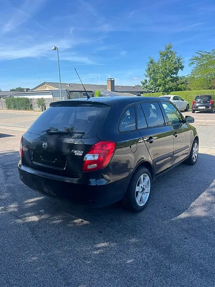 Skoda Fabia 2010 photo 4