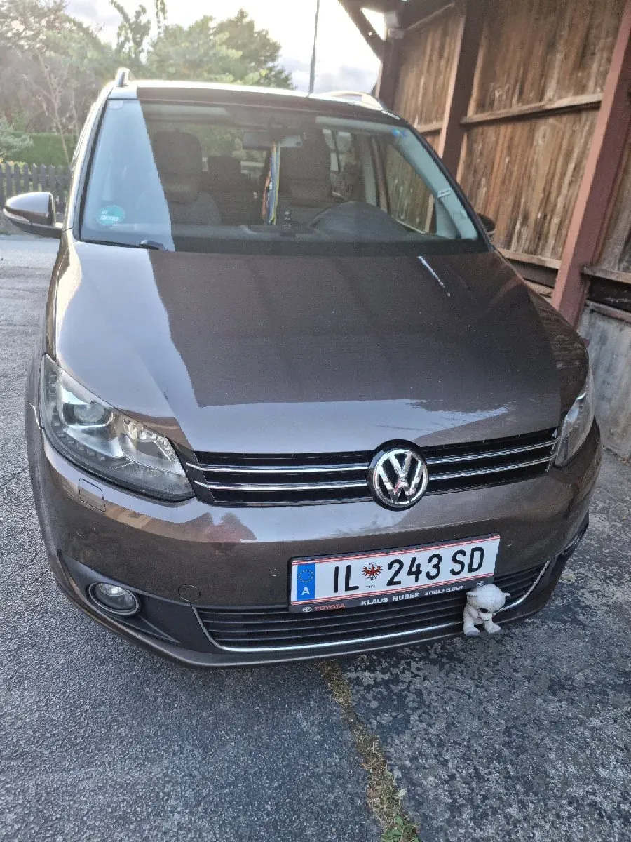 Volkswagen Touran 2012 photo 2
