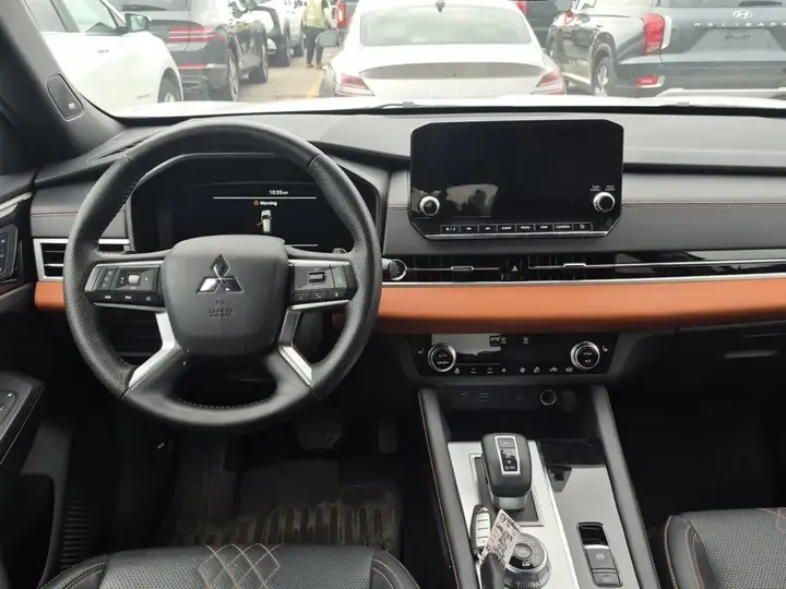 Mitsubishi Outlander 2024 photo 2