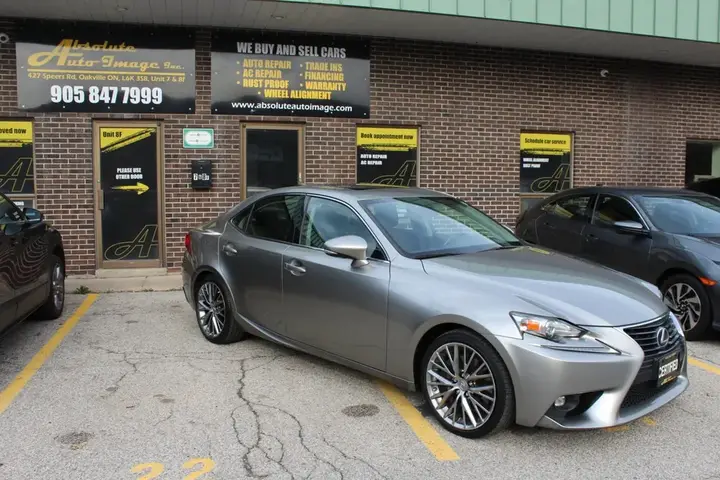 Lexus Is 300 2016 photo 2