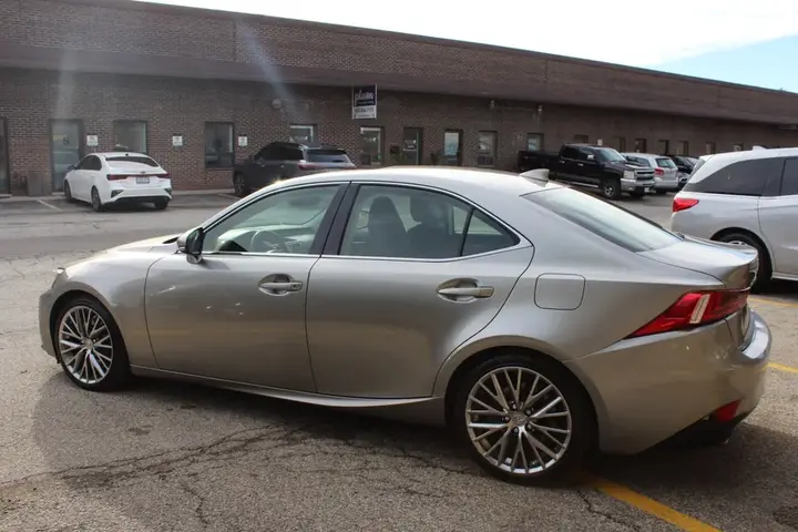 Lexus Is 300 2016 photo 5