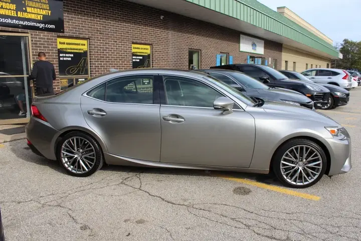 Lexus Is 300 2016 photo 3