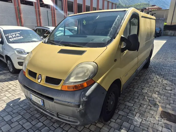 Renault Trafic 2004 photo 2