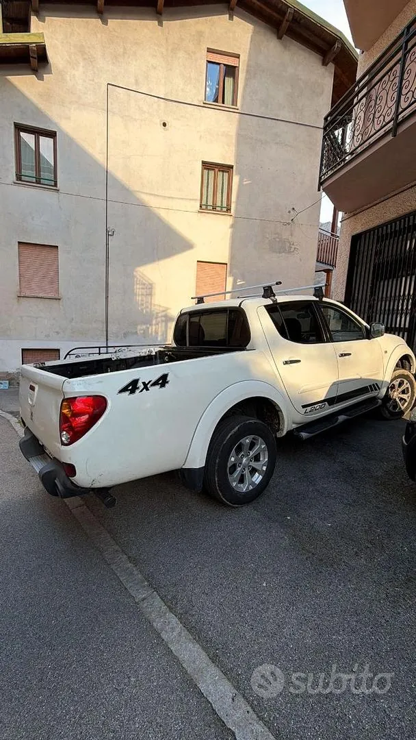 Mitsubishi L200 2011 photo 2