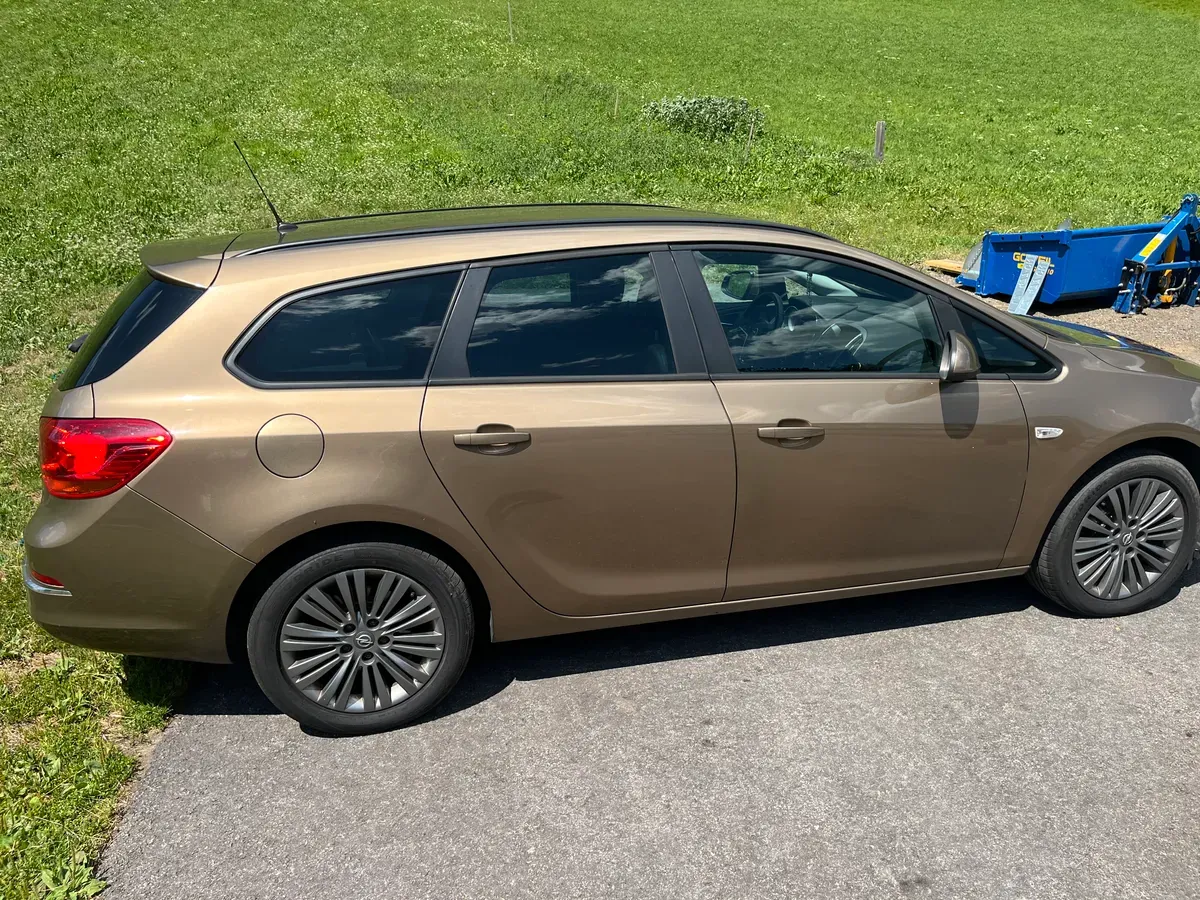 Opel Astra 2014 photo 2